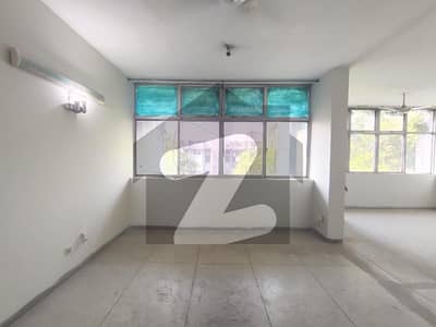 10-Marla 3-Bedroom'S Apartment Available For Sale In Askari-1 Lahore.