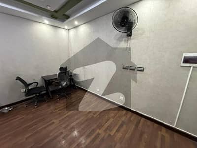 ایم ایم عالم روڈ گلبرگ,لاہور میں 3 کمروں کا 6 مرلہ دفتر 85.0 ہزار میں کرایہ پر دستیاب ہے۔