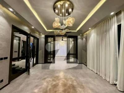 ڈی ایچ اے فیز 8 ڈیفنس (ڈی ایچ اے),لاہور میں 5 کمروں کا 1 کنال مکان 3.2 لاکھ میں کرایہ پر دستیاب ہے۔