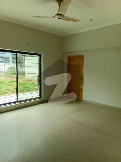 Company / Semi-Government / Executive Office 2.5 Kanal House Main Gulberg near Akram Medical Complex for Rent @650k