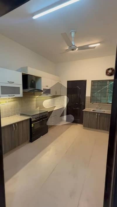 عسکری 11 ۔ سیکٹر بی عسکری 11,عسکری,لاہور میں 3 کمروں کا 10 مرلہ فلیٹ 2.65 کروڑ میں برائے فروخت۔