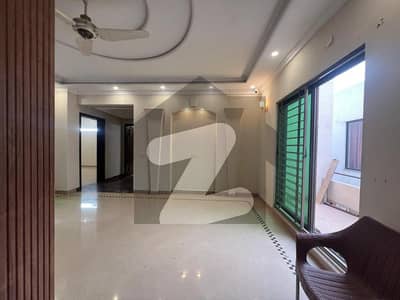 01 KANAL DESIGNER LUXURY UPPER PORTION AVAILABLE FOR RENT