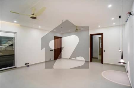 ڈی ایچ اے فیز 8 - بلاک یو فیز 8,ڈیفنس (ڈی ایچ اے),لاہور میں 7 کمروں کا 1 کنال مکان 6.5 لاکھ میں کرایہ پر دستیاب ہے۔