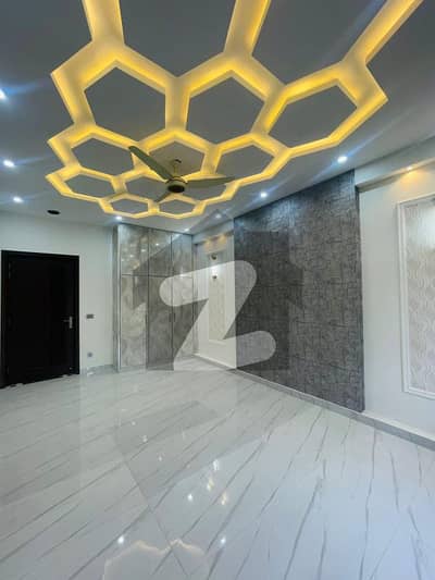 10 marla barnd new house for rent LDA Avenue 1