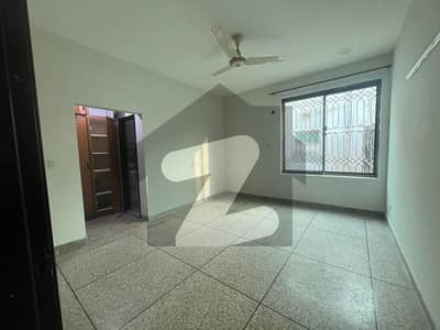 10 MARLA BEAUTIFUL UPPER PORTION AVAILABLE FOR RENT