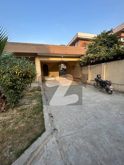 1 kanal House available for rent