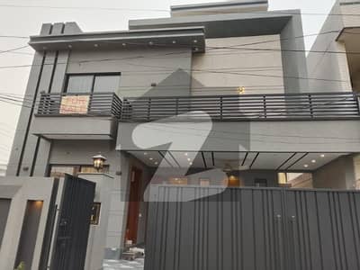 واپڈا ٹاؤن لاہور میں 6 کمروں کا 10 مرلہ مکان 5.5 کروڑ میں برائے فروخت۔