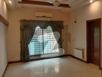 ڈی ایچ اے فیز 4 ڈیفنس (ڈی ایچ اے),لاہور میں 6 کمروں کا 1 کنال مکان 6.9 کروڑ میں برائے فروخت۔