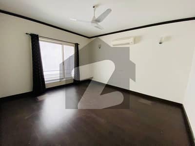 666 Square Yards House In Beautiful Location Of F-8 In F-8