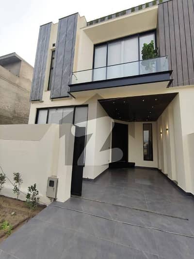 لیک سٹی - سیکٹر M7 - بلاک سی لیک سٹی ۔ سیکٹرایم ۔ 7,لیک سٹی,رائیونڈ روڈ,لاہور میں 3 کمروں کا 5 مرلہ مکان 2.75 کروڑ میں برائے فروخت۔