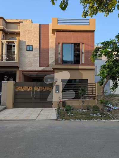 لیک سٹی - سیکٹر M7 - بلاک سی لیک سٹی ۔ سیکٹرایم ۔ 7,لیک سٹی,رائیونڈ روڈ,لاہور میں 4 کمروں کا 5 مرلہ مکان 2.3 کروڑ میں برائے فروخت۔