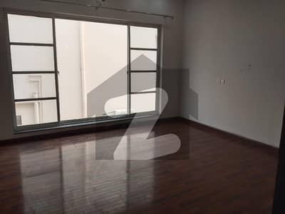 ڈی ایچ اے فیز 8 ڈیفنس (ڈی ایچ اے),لاہور میں 2 کمروں کا 1 کنال زیریں پورشن 90.0 ہزار میں کرایہ پر دستیاب ہے۔