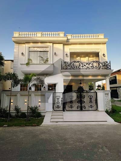 ڈی ایچ اے 9 ٹاؤن ڈیفنس (ڈی ایچ اے),لاہور میں 4 کمروں کا 8 مرلہ مکان 4.0 کروڑ میں برائے فروخت۔