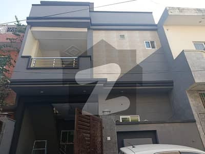 جوہر ٹاؤن لاہور میں 5 کمروں کا 5 مرلہ مکان 2.7 کروڑ میں برائے فروخت۔