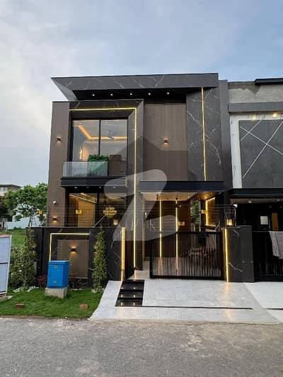 ڈی ایچ اے 9 ٹاؤن ڈیفنس (ڈی ایچ اے),لاہور میں 3 کمروں کا 5 مرلہ مکان 2.2 کروڑ میں برائے فروخت۔