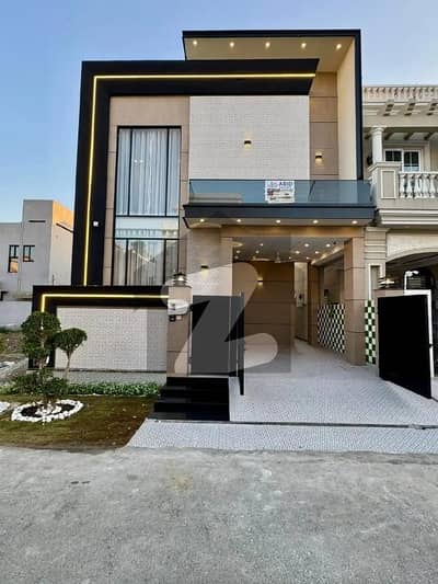 ڈی ایچ اے 9 ٹاؤن ڈیفنس (ڈی ایچ اے),لاہور میں 3 کمروں کا 5 مرلہ مکان 2.6 کروڑ میں برائے فروخت۔