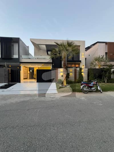 لیک سٹی ۔ سیکٹر ایم ۔ 3 لیک سٹی,رائیونڈ روڈ,لاہور میں 6 کمروں کا 1 کنال مکان 15.0 کروڑ میں برائے فروخت۔