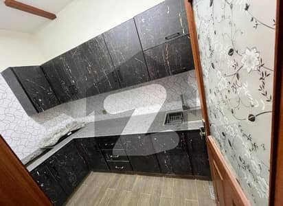 کینال بینک ہاؤسنگ سکیم لاہور میں 6 کمروں کا 4 مرلہ مکان 1.55 کروڑ میں برائے فروخت۔