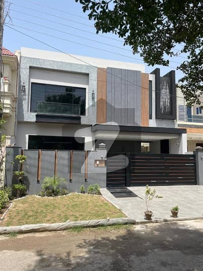 واپڈا ٹاؤن فیز 2 واپڈا ٹاؤن,ملتان میں 4 کمروں کا 10 مرلہ مکان 3.25 کروڑ میں برائے فروخت۔