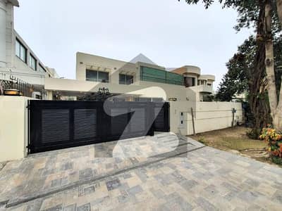 ڈی ایچ اے فیز 4 - بلاک ڈیڈی فیز 4,ڈیفنس (ڈی ایچ اے),لاہور میں 5 کمروں کا 1 کنال مکان 2.5 لاکھ میں کرایہ پر دستیاب ہے۔