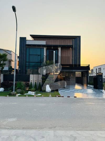 1 kanal Exceptional Designer Home Prime Location & Executive Finishing