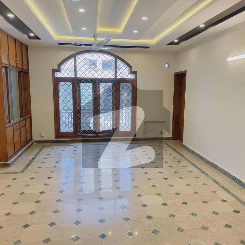 ایف ۔ 7 اسلام آباد میں 3 کمروں کا 1 کنال بالائی پورشن 3.5 لاکھ میں کرایہ پر دستیاب ہے۔ ایف ۔ 7 اسلام آباد میں 3 کمروں کا 1 کنال بالائی پورشن 3.5 لاکھ میں کرایہ پر دستیاب ہے۔