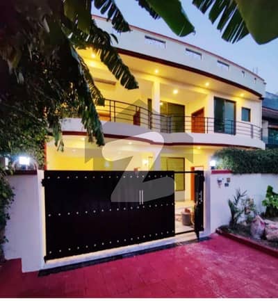 I-8/4.40x80. Upper portion available for rent for office purpose. Nea I-8. Markaz ideal location near metro station tile flooring for more options available