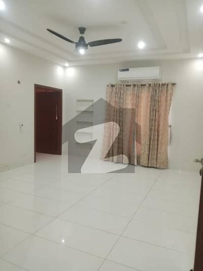 ڈی ایچ اے فیز 1 ڈیفنس (ڈی ایچ اے),لاہور میں 5 کمروں کا 1 کنال مکان 3.0 لاکھ میں کرایہ پر دستیاب ہے۔