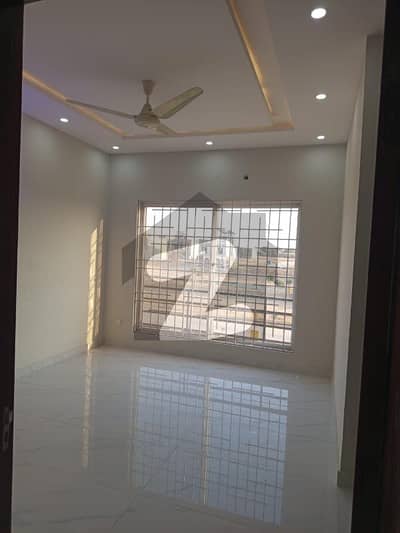 بحریہ ٹاؤن فیز 8 ۔ بلاک جے بحریہ ٹاؤن فیز 8,بحریہ ٹاؤن راولپنڈی,راولپنڈی میں 5 کمروں کا 8 مرلہ مکان 1.25 لاکھ میں کرایہ پر دستیاب ہے۔