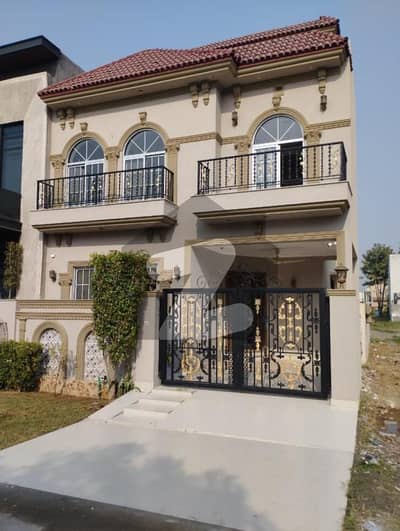 ڈی ایچ اے 9 ٹاؤن ۔ بلاک اے ڈی ایچ اے 9 ٹاؤن,ڈیفنس (ڈی ایچ اے),لاہور میں 3 کمروں کا 5 مرلہ مکان 2.6 کروڑ میں برائے فروخت۔