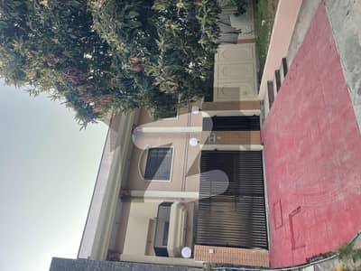 آئی ۔ 8/3 آئی ۔ 8,اسلام آباد میں 5 کمروں کا 12 مرلہ مکان 3.1 لاکھ میں کرایہ پر دستیاب ہے۔