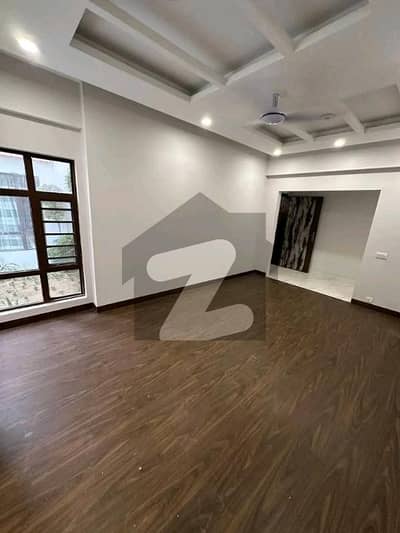 میٹروپولِز ریزیڈینسی جناح ایونیو,کراچی میں 3 کمروں کا 9 مرلہ فلیٹ 2.9 کروڑ میں برائے فروخت۔