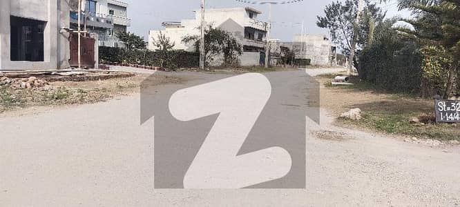 7marla 70ft Rd Corner With Extra land