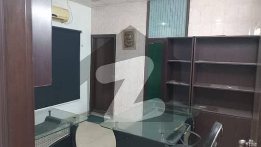جوہر ٹاؤن لاہور میں 4 مرلہ دفتر 75.0 ہزار میں کرایہ پر دستیاب ہے۔