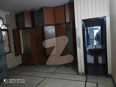 جوہر ٹاؤن لاہور میں 5 کمروں کا 1 کنال مکان 6.0 کروڑ میں برائے فروخت۔