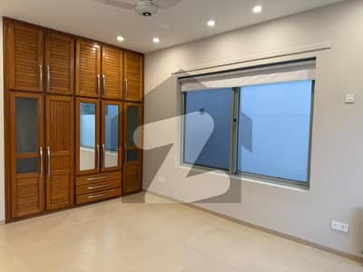 ایف ۔ 8 اسلام آباد میں 4 کمروں کا 1 کنال مکان 7.5 لاکھ میں کرایہ پر دستیاب ہے۔