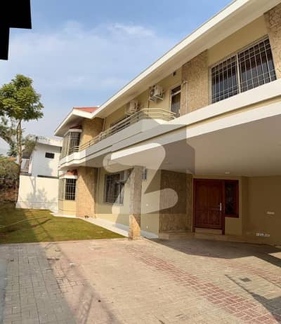 ایف ۔ 7 اسلام آباد میں 5 کمروں کا 1 کنال مکان 8.0 لاکھ میں کرایہ پر دستیاب ہے۔