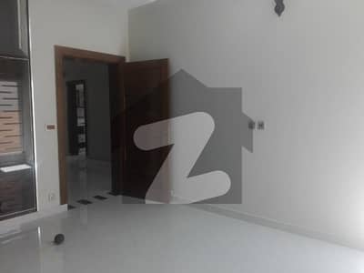 نیو لالہ زار راولپنڈی میں 6 کمروں کا 10 مرلہ مکان 85.0 ہزار میں کرایہ پر دستیاب ہے۔