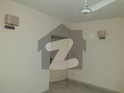 توحید کمرشل ایریا ڈی ایچ اے فیز 5,ڈی ایچ اے ڈیفینس,کراچی میں 2 کمروں کا 4 مرلہ فلیٹ 1.3 کروڑ میں برائے فروخت۔