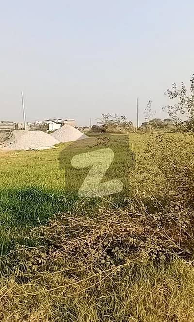 i-16/4 30x60 plot clean se end street near park available for sale