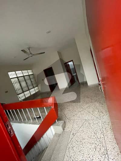 علامہ اقبال ٹاؤن لاہور میں 2 کمروں کا 10 مرلہ بالائی پورشن 55.0 ہزار میں کرایہ پر دستیاب ہے۔