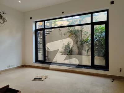 ایف ۔ 8 اسلام آباد میں 4 کمروں کا 1 کنال مکان 5.6 لاکھ میں کرایہ پر دستیاب ہے۔