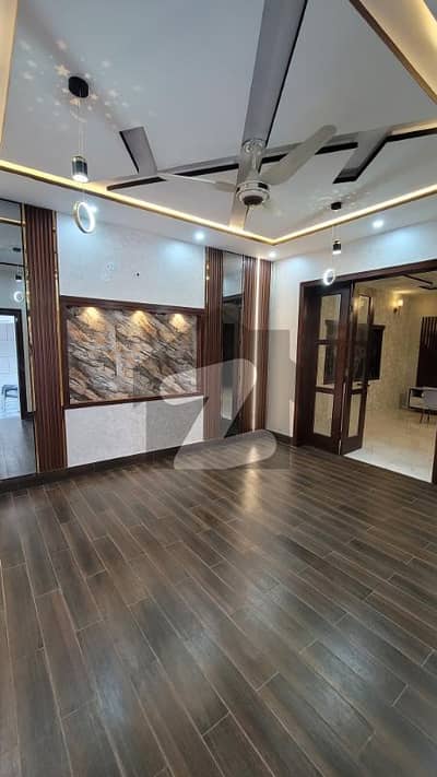 بحریہ ٹاؤن - اوورسیزبی بحریہ ٹاؤن اوورسیز انکلیو,بحریہ ٹاؤن,لاہور میں 5 کمروں کا 10 مرلہ مکان 4.6 کروڑ میں برائے فروخت۔