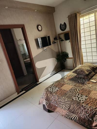 خیابانِ گارڈنز فیصل آباد میں 4 کمروں کا 8 مرلہ مکان 3.25 کروڑ میں برائے فروخت۔