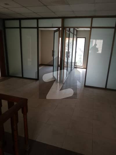 گلبرگ 1 گلبرگ,لاہور میں 4 کمروں کا 13 مرلہ مکان 10.5 کروڑ میں برائے فروخت۔