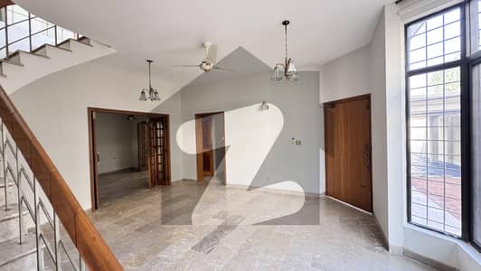 ایف ۔ 8 مرکز ایف ۔ 8,اسلام آباد میں 4 کمروں کا 1 کنال مکان 9.0 لاکھ میں کرایہ پر دستیاب ہے۔