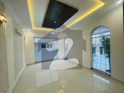 ڈی ایچ اے فیز 7 - بلاک آر فیز 7,ڈیفنس (ڈی ایچ اے),لاہور میں 5 کمروں کا 1 کنال مکان 9.5 کروڑ میں برائے فروخت۔