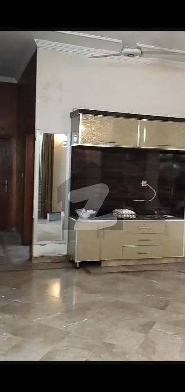 علامہ اقبال ٹاؤن لاہور میں 5 کمروں کا 12 مرلہ مکان 1.85 لاکھ میں کرایہ پر دستیاب ہے۔