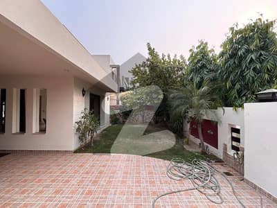 ڈی ایچ اے فیز 4 ڈیفنس (ڈی ایچ اے),لاہور میں 5 کمروں کا 1 کنال مکان 5.0 لاکھ میں کرایہ پر دستیاب ہے۔