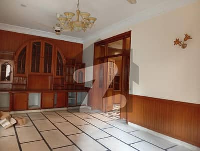 ماڈل ٹاؤن ۔ بلاک ایم ماڈل ٹاؤن,لاہور میں 4 کمروں کا 10 مرلہ مکان 3.85 کروڑ میں برائے فروخت۔